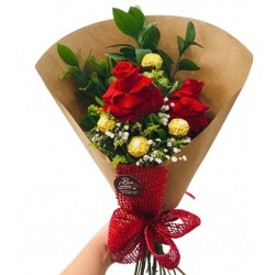 Ramalhete 2 Rosas Importadas + 4 Ferrero Rocher