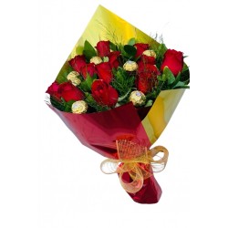 Buquê 12 Rosas Nacionais + 8 Ferreros